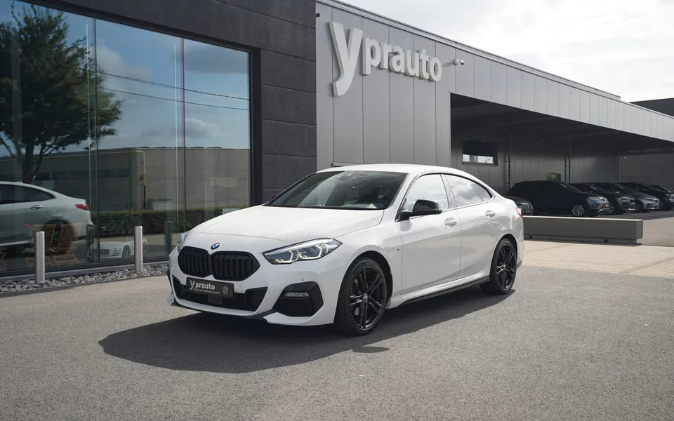BMW 218i Gran Coupé M-Sport BlackpackVirtual Sfeerlicht Logo projectie op de grond Navigatie AppleAndroid DAB LED lichten Cruise Verwarmde Sportzetels