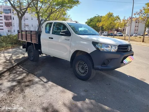 Toyota Hilux 2.4 D-4D 4WD CD CM