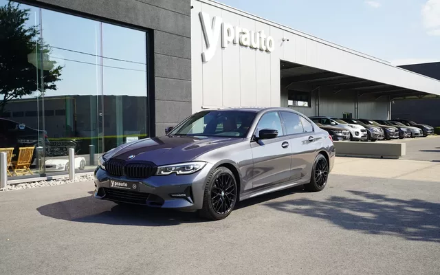 Bmw 320 DA Full black Verwarmde zetels Navigatie Camera Keyless entry en go Apple carPlay /Android Cruise control Privacy glas Digitaal Dashboard Draadloos laden