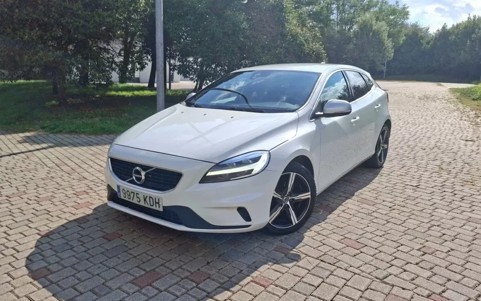 VOLVO V40 V40 D2 R-Design Momentum 120