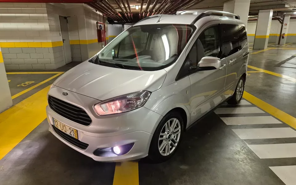 Ford Tourneo Courier 1.0 EcoBoost Titanium