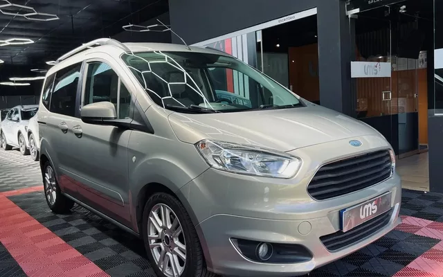 Ford Tourneo Courier 1.0 EcoBoost Titanium