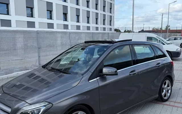 Mercedes-Benz B 180