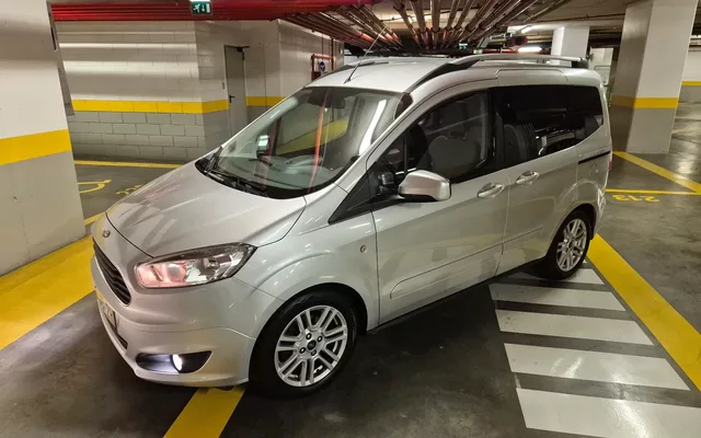 Ford Tourneo Courier 1.0 EcoBoost Titanium