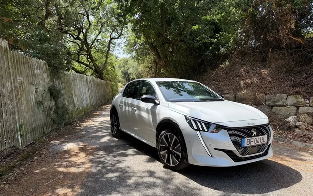 Peugeot e-208 GT