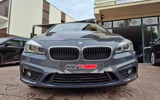 BMW 218 2014 .