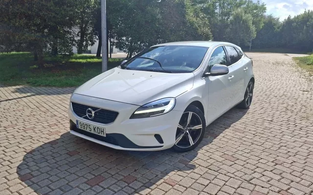 VOLVO V40 V40 D2 R-Design Momentum 120