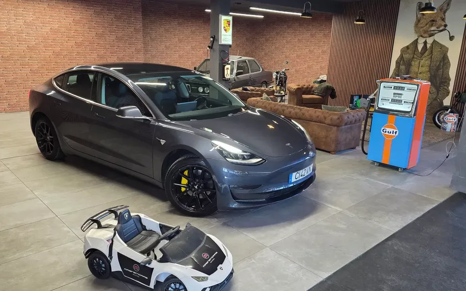 Tesla Model 3 Standard Range Plus RWD
