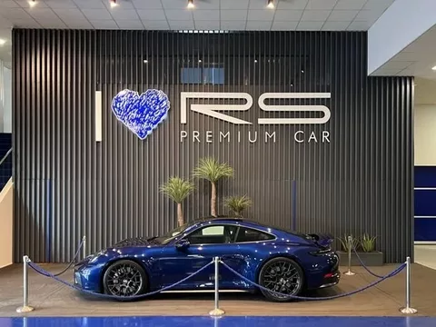 PORSCHE 911 Carrera 4 GTS