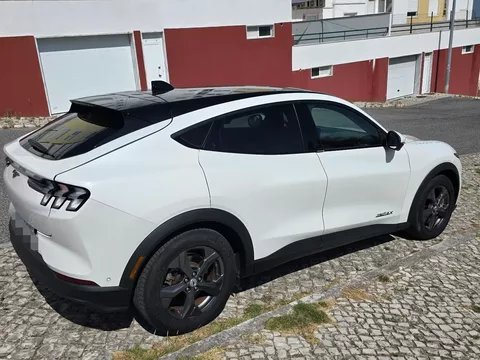 Ford Mustang Mach-E Alargada