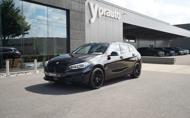 BMW 118i Digitaal dashboard Panoramadak Trekhaak Camera Leder AppleAndroid DAB LED Parkeersensoren Klimaatregeling Cruise Laneassist Dode hoek Navigatie